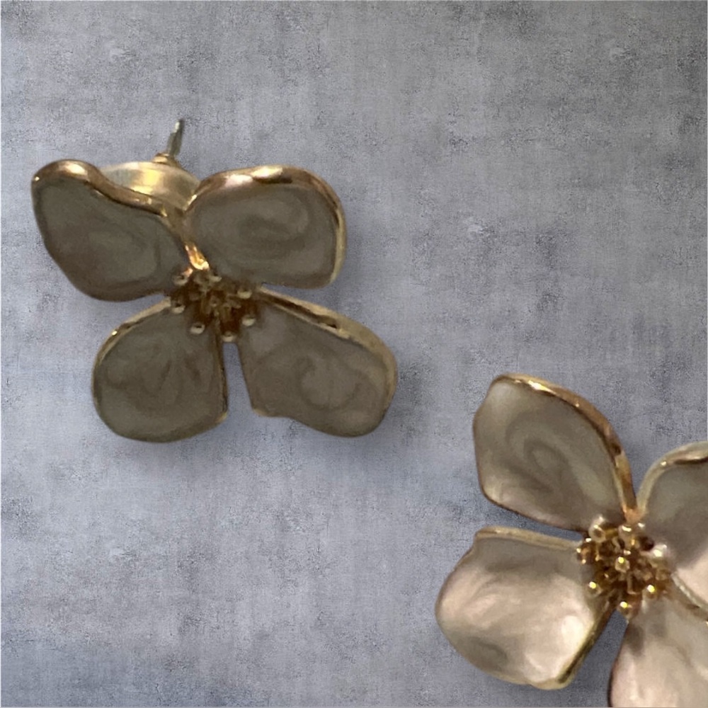 White/ gold Flower Earrings